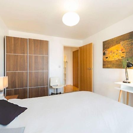 Room With Private Bathroom In A Modern Two Bedroom Two Bathroom Flat Λονδίνο Εξωτερικό φωτογραφία
