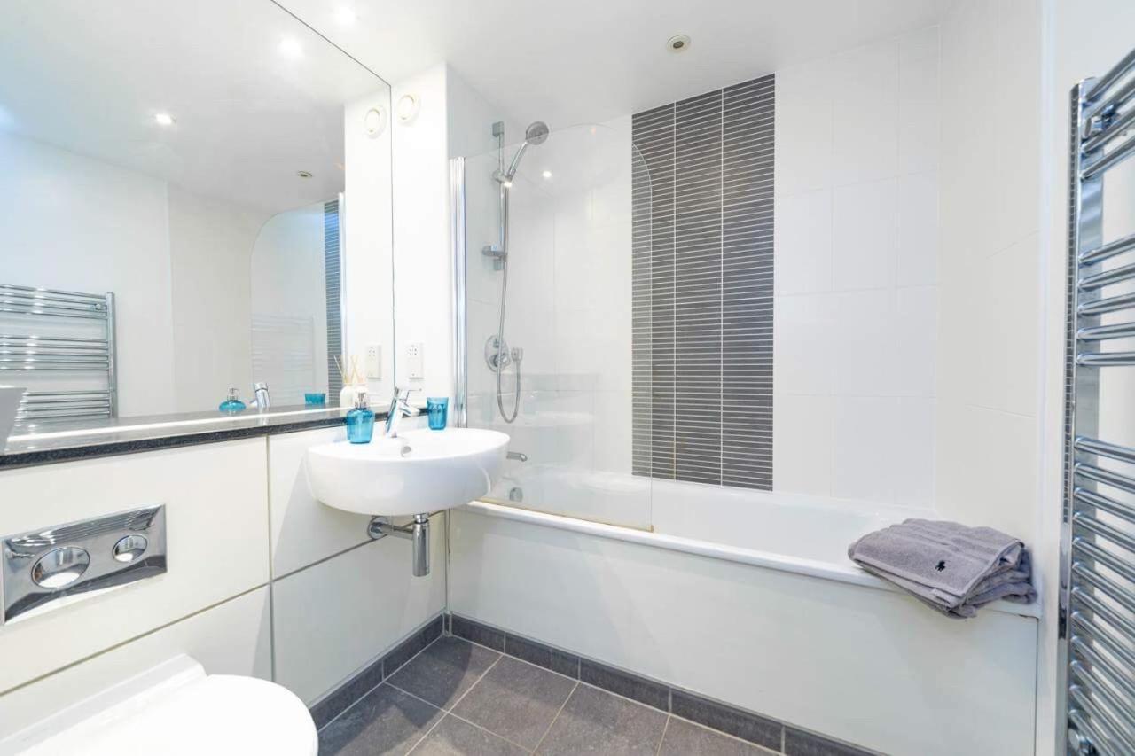 Room With Private Bathroom In A Modern Two Bedroom Two Bathroom Flat Λονδίνο Εξωτερικό φωτογραφία
