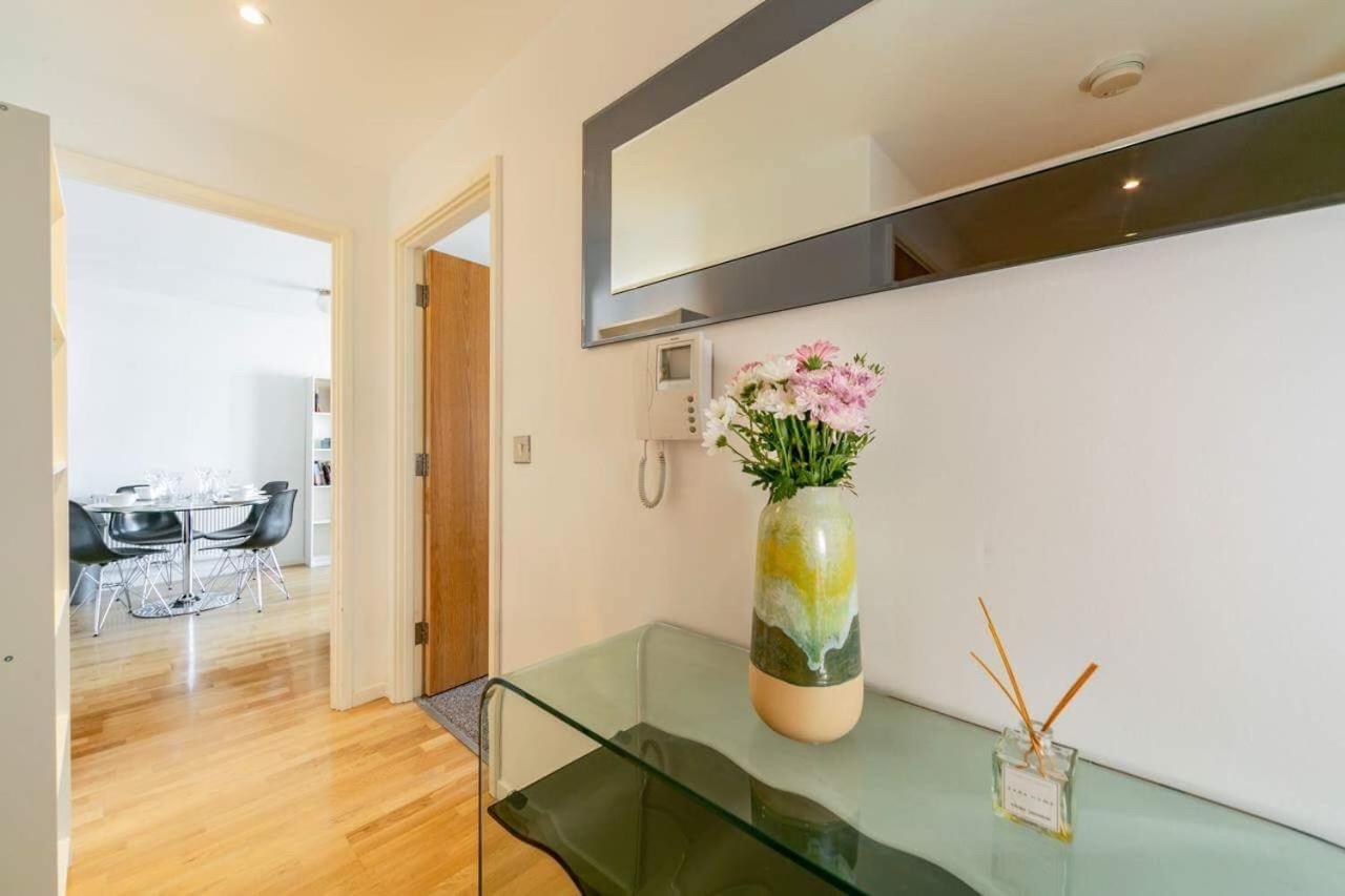 Room With Private Bathroom In A Modern Two Bedroom Two Bathroom Flat Λονδίνο Εξωτερικό φωτογραφία